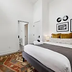New Nash Modern Luxurious Space W Rooftop Views Holiday home Nashville