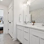 Holiday home New Nash Modern Luxurious Space W Rooftop Views