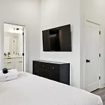 New Nash Modern Luxurious Space W Rooftop Views Holiday home Nashville