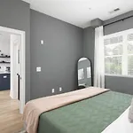 Sleeps 16 Two Side By Side Only 3 Miles Broadway Holiday home *