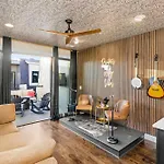 Printer's Alley Vibes Rooftop Fire Deck Karaoke Holiday home *