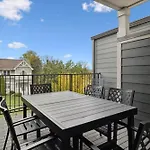 New Nash Modern Luxurious Space W Rooftop Views Holiday home Nashville