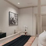 Starr Piano - Highball And Bellamy - 8 Bedroom Holiday home *