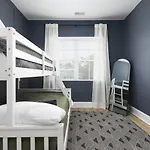 Sleeps 16 Two Side By Side Only 3 Miles Broadway *