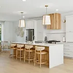 Apartment Getaway Rooftop Views & Modern Comfort