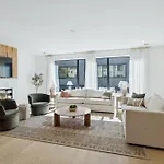 Apartment Getaway Rooftop Views & Modern Comfort *