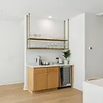 Getaway Rooftop Views & Modern Comfort Apartment *