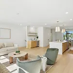 Apartment Getaway Rooftop Views & Modern Comfort Nashville