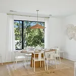 Getaway Rooftop Views & Modern Comfort Apartment *
