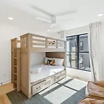 Apartment Getaway Rooftop Views & Modern Comfort *