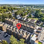 New Stylish Nash Townhouse W Hot Tub & Rooftop