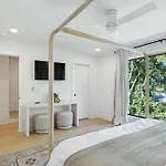 Apartment Getaway Rooftop Views & Modern Comfort