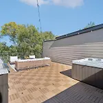 Getaway Rooftop Views & Modern Comfort Apartment *