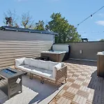 Apartment Getaway Rooftop Views & Modern Comfort Nashville