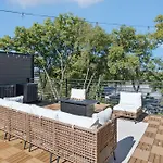 Apartment Getaway Rooftop Views & Modern Comfort *