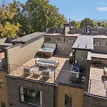 Getaway Rooftop Views & Modern Comfort