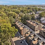 Apartment Getaway Rooftop Views & Modern Comfort *