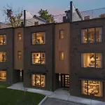 Getaway Rooftop Views & Modern Comfort Apartment *