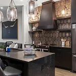 French\'S Luxury Condo - Steps From Broadway