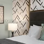 French's Luxury - Steps From Broadway