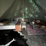 Spacious Equipped Bell Tent With Deck, Fire Pit And Picnic Space In Tennessee