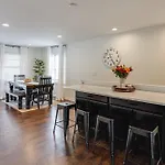 Backyard Retreat! Extended In Holiday home