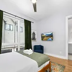 Stylish 4br - Rooftop Deck Near Downtown Holiday home *