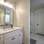 Dream Sylvan Park 4 Bed 3 Bath, Lush Outdoor Area Holiday home Nashville