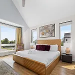 Holiday home Stylish 4br - Rooftop Deck Near Downtown *