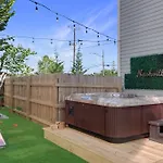 10m To Dt-hottub/pool Tb/karaoke -johnny Cash Hm