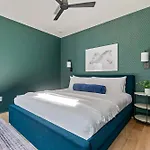 Holiday home The Chestnut - Brand New Rooftop Skyline Views *