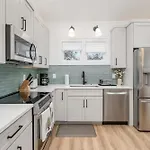 Modern 12 South Loft Walk To Shops Eats & Coffee