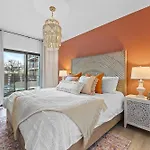 Walk To Broadway- Pool & Cabanas-luxury Apartment