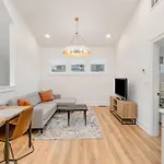 Modern 12 South Loft Walk To Shops Eats & Coffee Apartment