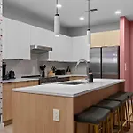 Walk To Broadway- Pool & Cabanas-luxury Apartment