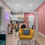 Walk To Broadway- Pool & Cabanas-luxury Apartment *
