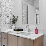 Apartment Walk To Broadway- Pool & Cabanas-luxury *