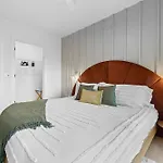 Apartment Walk To Broadway- Pool & Cabanas-luxury *
