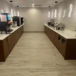 La Quinta Inn & Suites by Wyndham Nashville Airport/Opryland