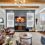 Speakeasy Game Room, Hot Tub, Fire Pit, King Bed - Close To Downtown Holiday home