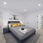 1st Flr Escape Downtown & Spots Holiday home *