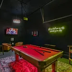 Speakeasy Game Room, Hot Tub, Fire Pit, King Bed - Close To Downtown Holiday home *