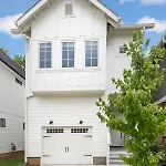 The Alabaster By Local Holiday home