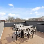 West End Oasis-new Building & Rooftop Views Holiday home *