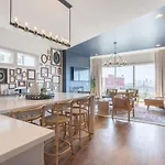 The Broadway Lounge By Local Holiday home