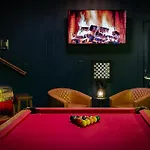 Holiday home Speakeasy Game Room, Hot Tub, Fire Pit, King Bed - Close To Downtown *