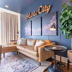 Holiday home The Broadway Lounge By Local *