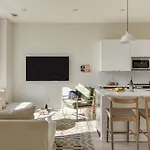 Newly Built 4Bdr Townhome W Balcony Minutes To Broadway Lischey By Avantstay