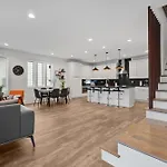 Holiday home New Modern 4br Extended - Fully Equipped - Workspace - Parking