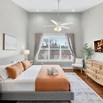 Holiday home Speakeasy Game Room, Hot Tub, Fire Pit, King Bed - Close To Downtown Nashville